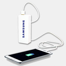 Полезный подарок - удобное портативное зарядное устройство Samsung. Будьте на связи всегда и везде